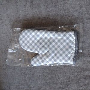 NWT Gray Gingham Oven Mitt